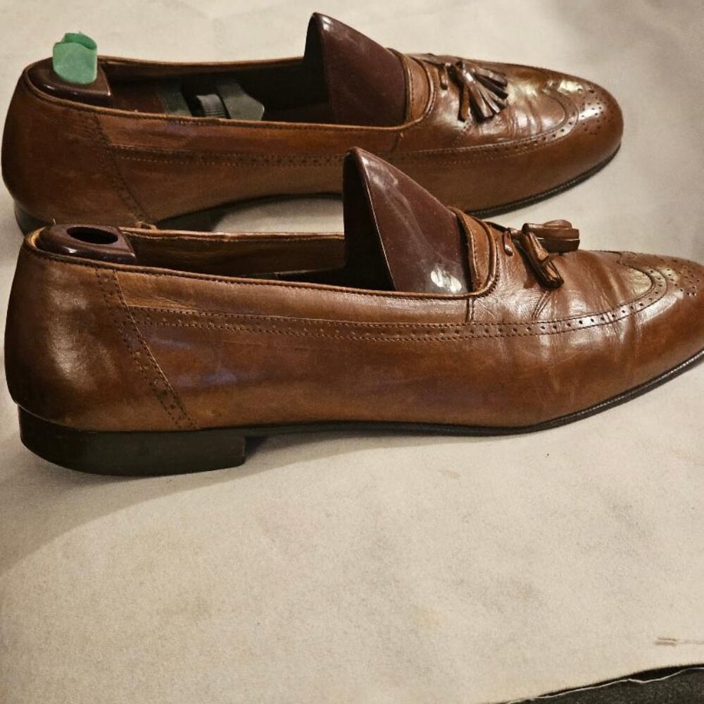 vintage stylish brown leather loafer with wingtip and tassels